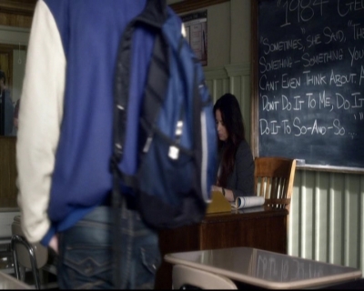 LucyHale-dot-nl_PrettyLittleLiars-3x15MonaMania0522.jpg