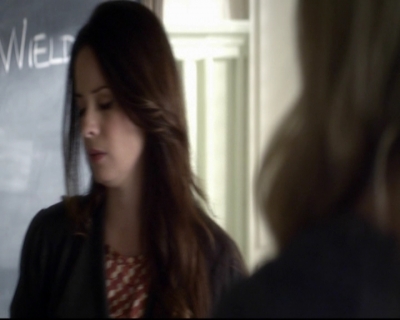 LucyHale-dot-nl_PrettyLittleLiars-3x15MonaMania1033.jpg