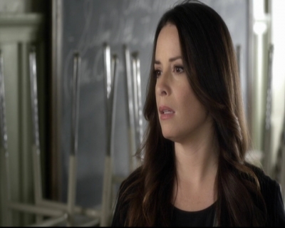 LucyHale-dot-nl_PrettyLittleLiars-3x17OutOfTheFryingPanIntoTheInferno0969.jpg