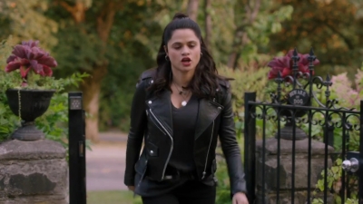 Charmed-Online-dot-nl_Charmed-1x02LetThisMotherOut01217.jpg