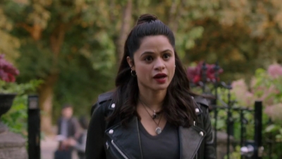 Charmed-Online-dot-nl_Charmed-1x02LetThisMotherOut01218.jpg