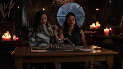 Charmed-Online-dot-nl_Charmed-1x02LetThisMotherOut01242.jpg