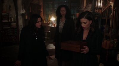 Charmed-Online-dot-nl_Charmed-1x07OutofScythe01460.jpg