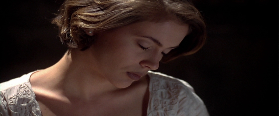 charmed-online-dot-net_EmbraceOfTheVampire0566.jpg