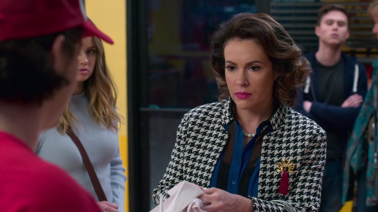 Charmed-Online-dot-NL_Insatiable1x11-1016.jpg
