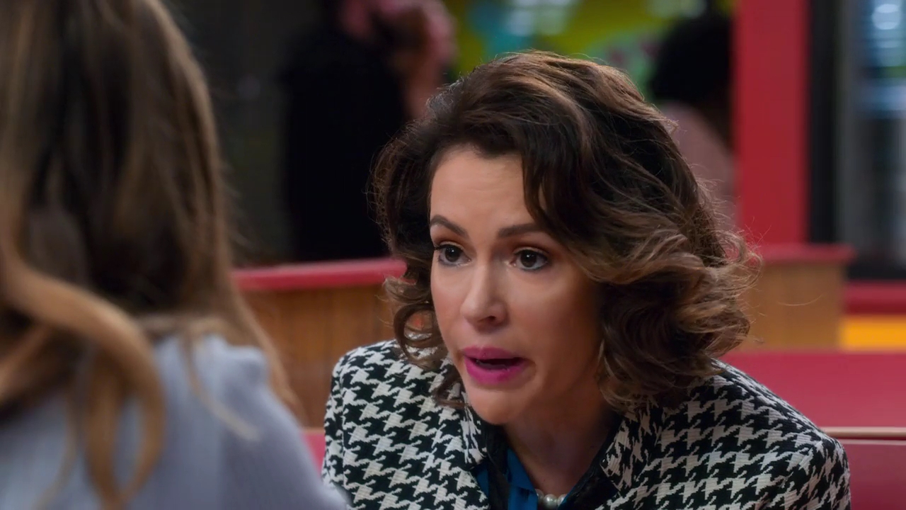 Charmed-Online-dot-NL_Insatiable1x11-1213.jpg