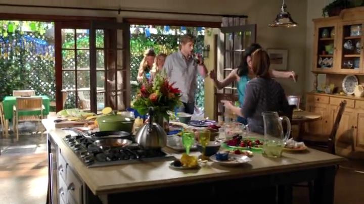 Charmed-Online-dot-net_Mistresses1x09GuessWhosComingtoDinner1696.jpg