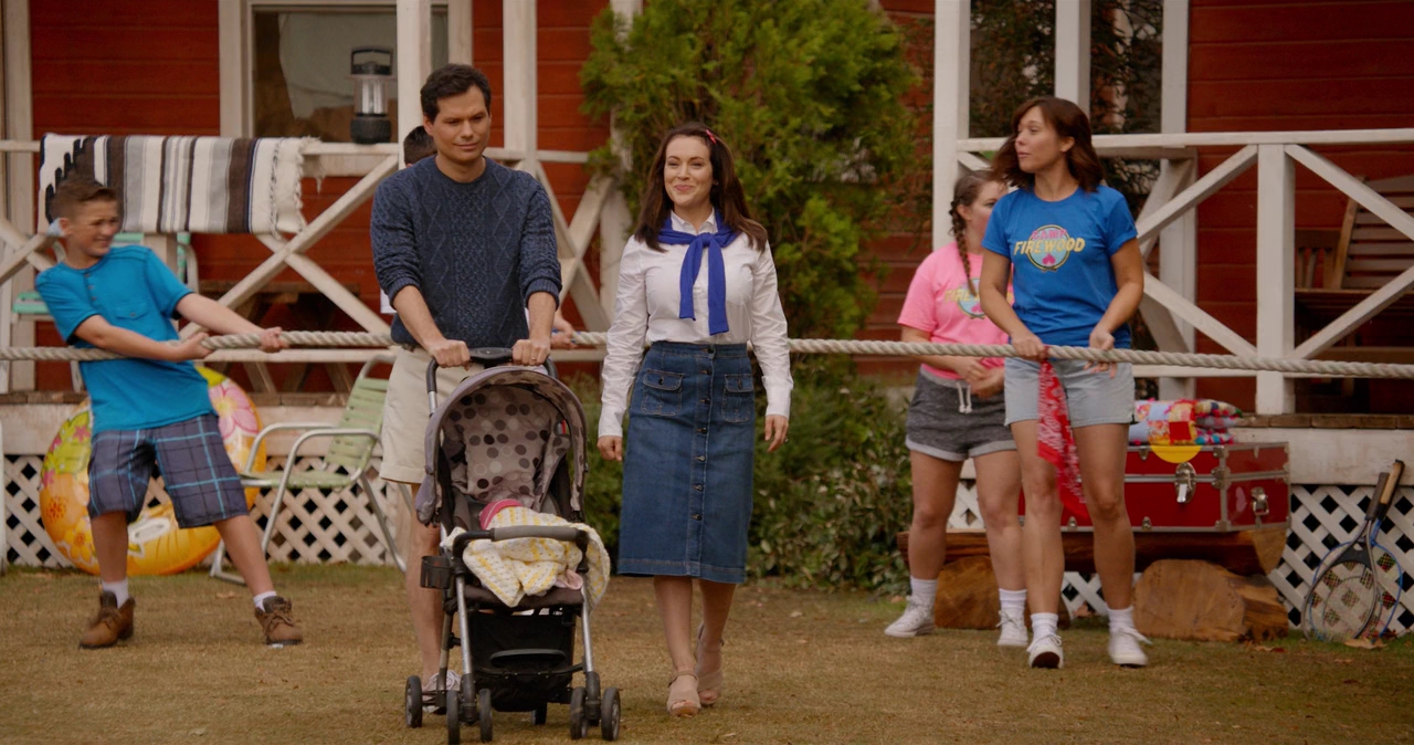 Charmed-Online-dot-nl_WetHotAmericanSummer10YearsLater-1x02Softball0216.jpg