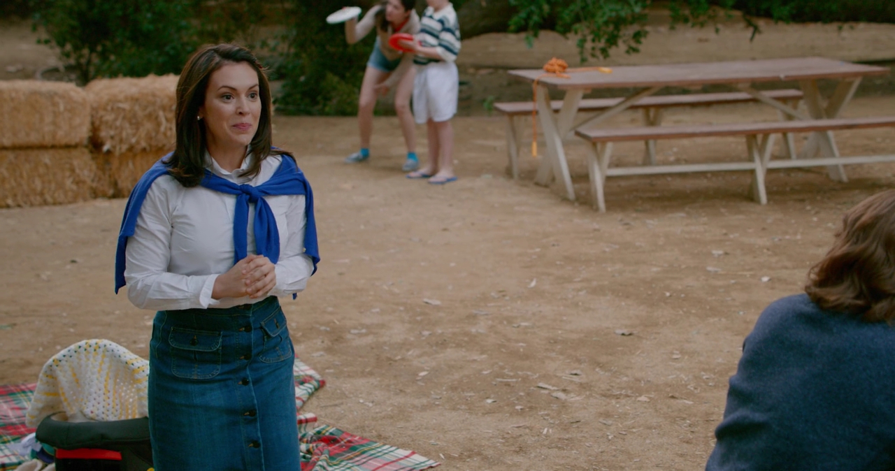 Charmed-Online-dot-nl_WetHotAmericanSummer10YearsLater-1x04Lunch0541.jpg