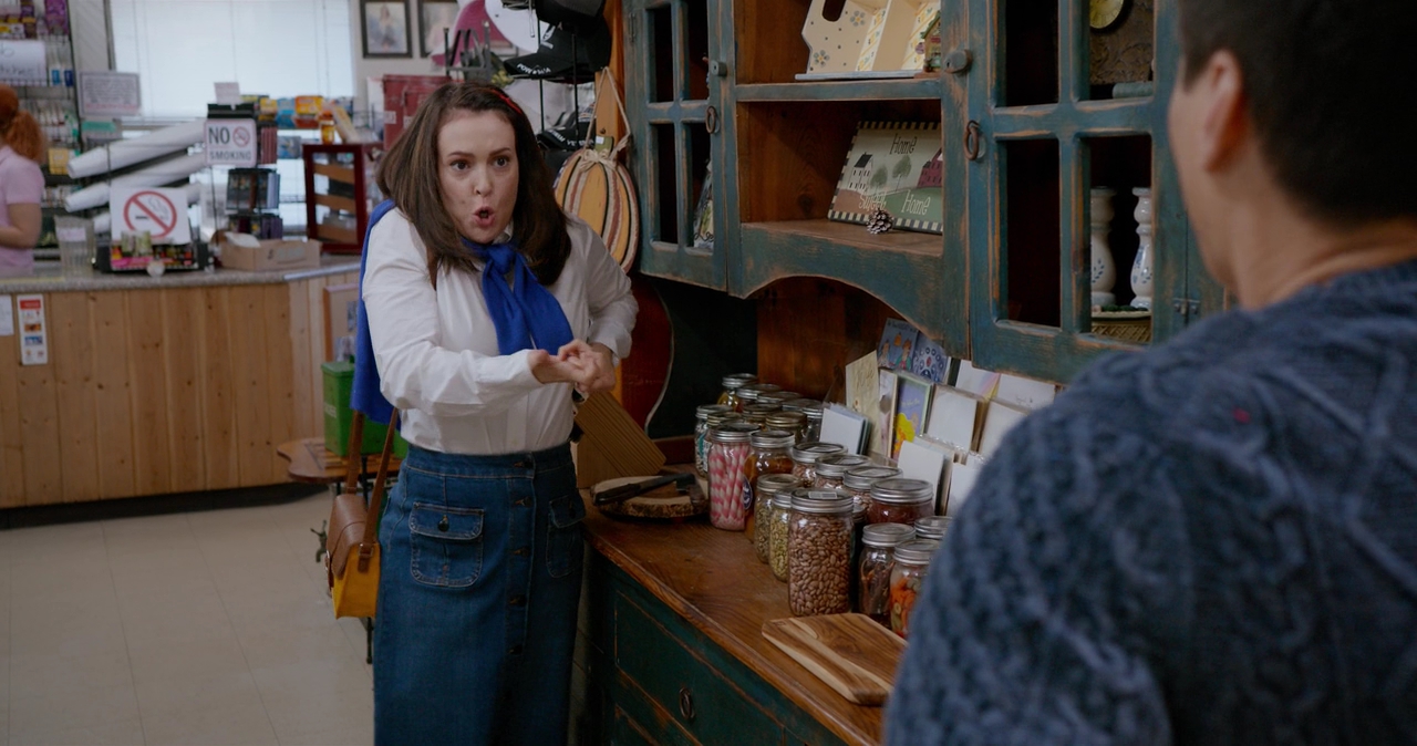 Charmed-Online-dot-nl_WetHotAmericanSummer10YearsLater-1x04Lunch0674.jpg