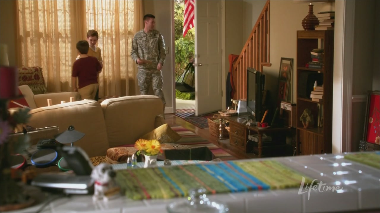 Charmed-Online_dot_net-ArmyWives6x06Viral0014.jpg