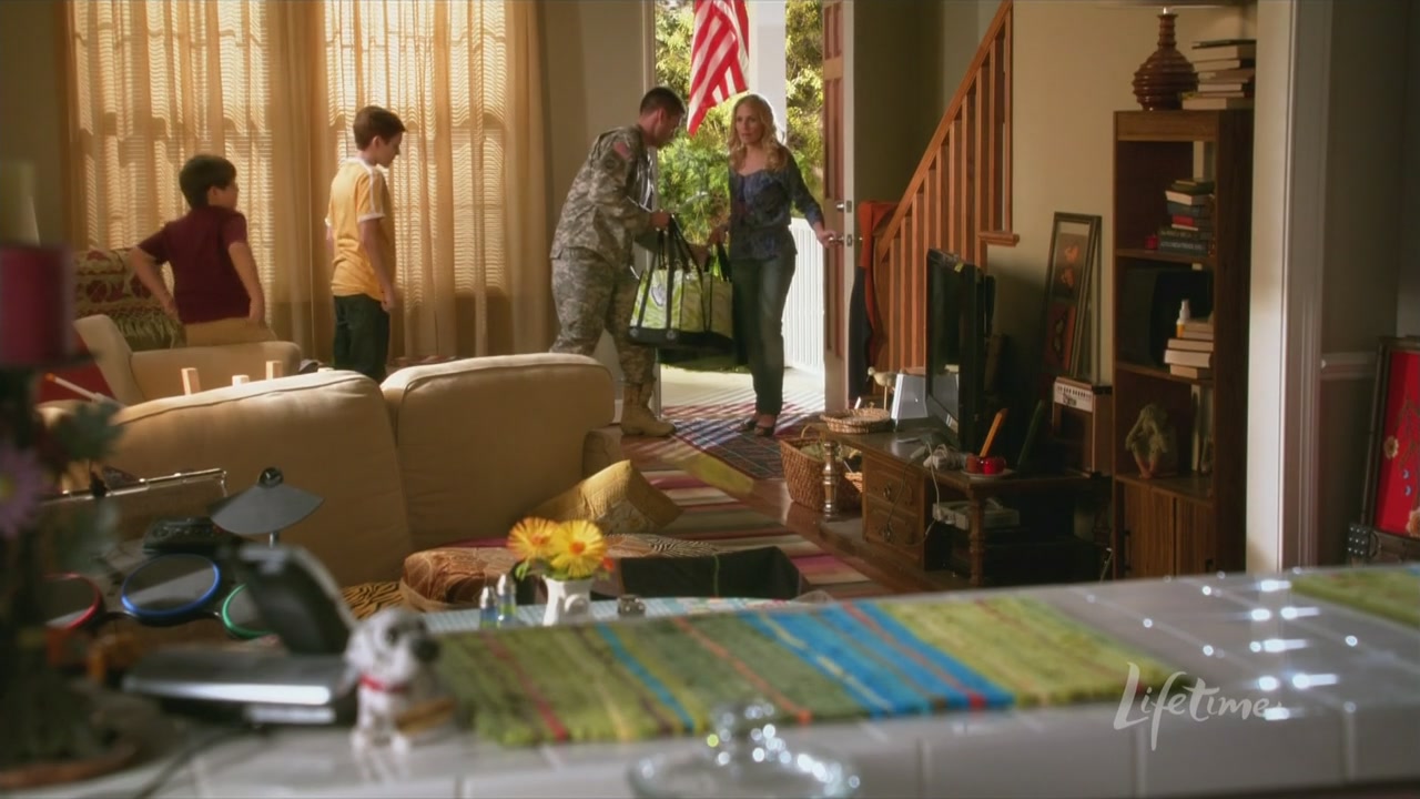 Charmed-Online_dot_net-ArmyWives6x06Viral0017.jpg