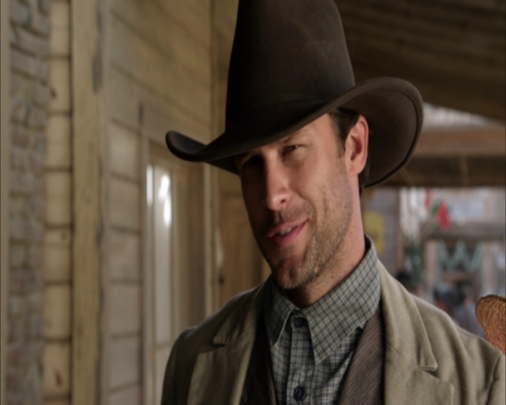 Charmed-Online-dot-net_LovesChristmasJourney0897.jpg