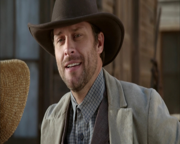 Charmed-Online-dot-net_LovesChristmasJourney0936.jpg