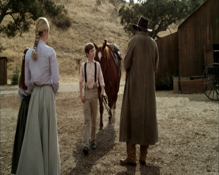 Charmed-Online-dot-net_LovesChristmasJourney2338.jpg