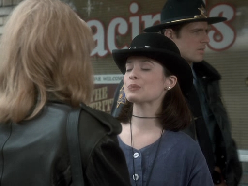 Charmed-Online_dot_nl-PicketFences1x01-1528.jpg
