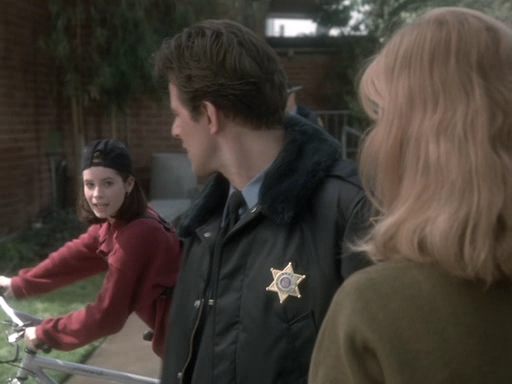 Charmed-Online_dot_nl-PicketFences1x01-4928.jpg