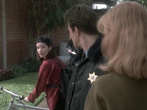 Charmed-Online_dot_nl-PicketFences1x01-4929.jpg