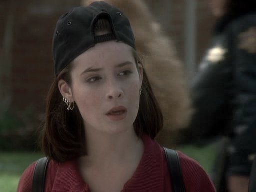 Charmed-Online_dot_nl-PicketFences1x01-4953.jpg