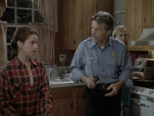 Charmed-Online_dot_nl-PicketFences1x05-0360.jpg