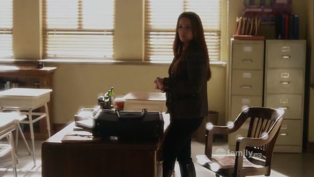 Charmed-Online-dot-net_PrettyLittleLiars1x20SomeonetoWatchOverMe0637.jpg