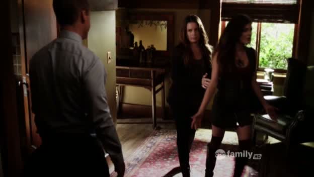 Charmed-Online_dot_net-PrettyLittleLiars-215AHotPieceOfA00012.jpg