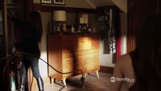 Charmed-Online_dot_net-PrettyLittleLiars-215AHotPieceOfA00022.jpg