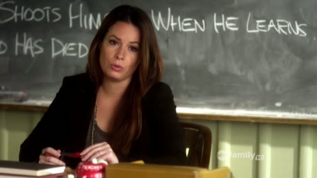 Charmed-Online_dot_net-PrettyLittleLiars-215AHotPieceOfA00095.jpg