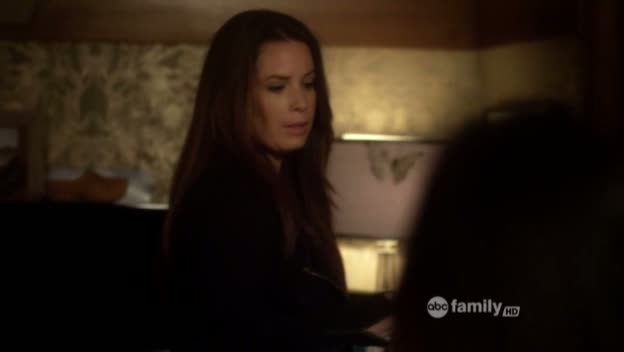 Charmed-Online_dot_net-PrettyLittleLiars-215AHotPieceOfA00233.jpg
