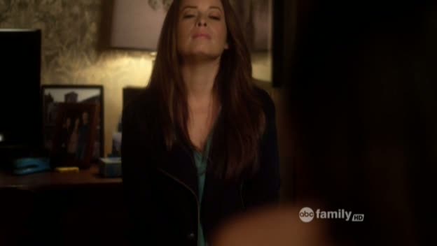 Charmed-Online_dot_net-PrettyLittleLiars-215AHotPieceOfA00238.jpg