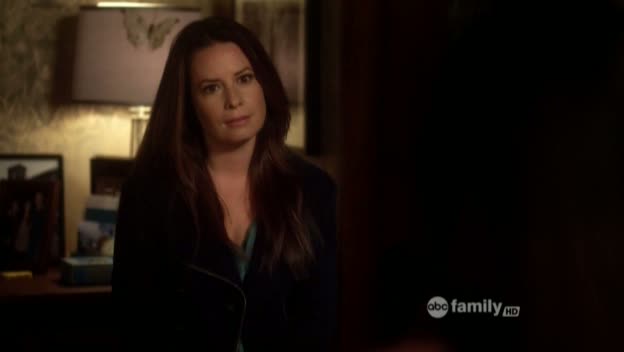 Charmed-Online_dot_net-PrettyLittleLiars-215AHotPieceOfA00240.jpg