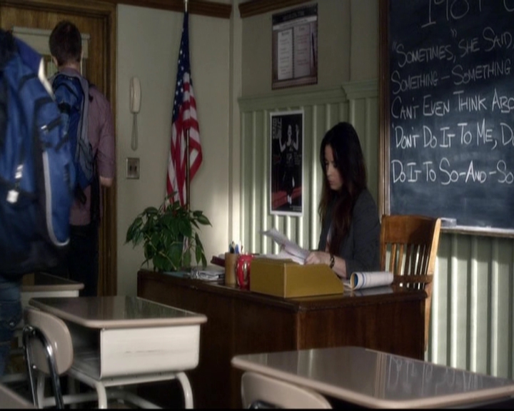 LucyHale-dot-nl_PrettyLittleLiars-3x15MonaMania0523.jpg