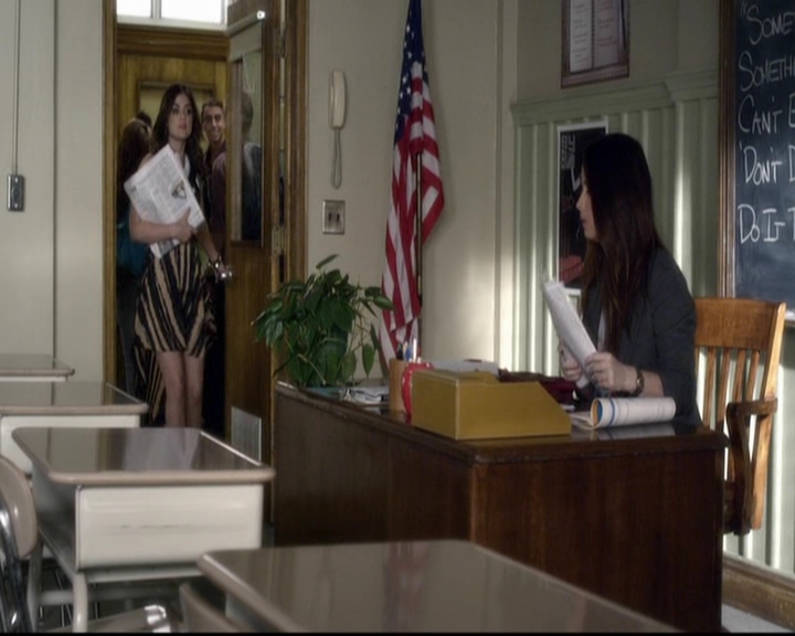 LucyHale-dot-nl_PrettyLittleLiars-3x15MonaMania0528.jpg