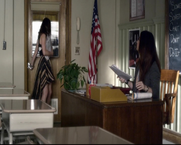 LucyHale-dot-nl_PrettyLittleLiars-3x15MonaMania0529.jpg