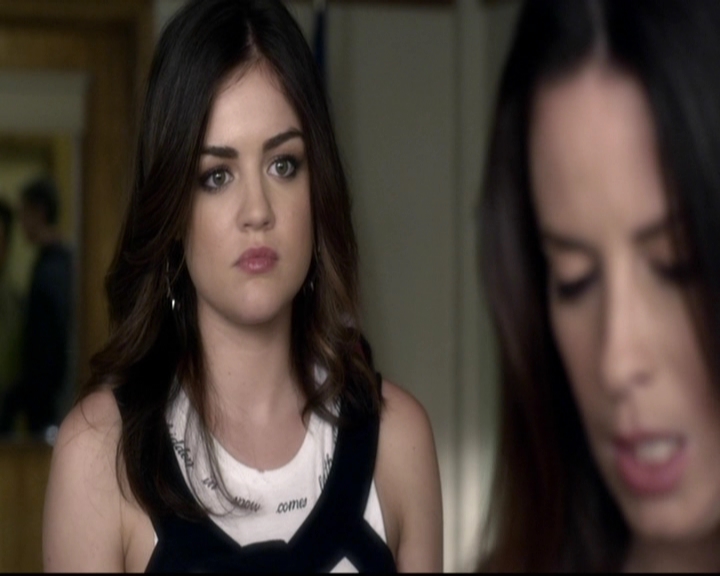 LucyHale-dot-nl_PrettyLittleLiars-3x15MonaMania0544.jpg