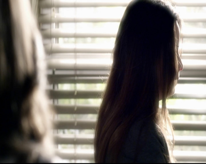 LucyHale-dot-nl_PrettyLittleLiars-3x15MonaMania0548.jpg