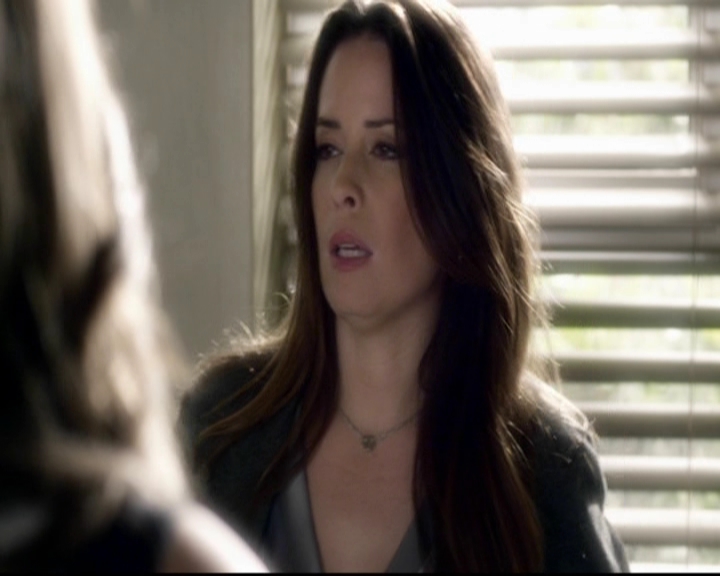 LucyHale-dot-nl_PrettyLittleLiars-3x15MonaMania0566.jpg