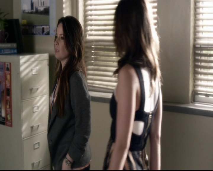 LucyHale-dot-nl_PrettyLittleLiars-3x15MonaMania0568.jpg