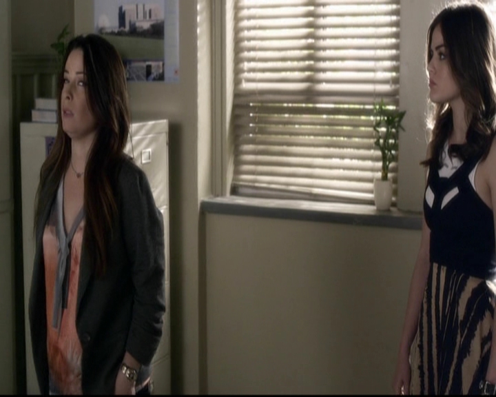 LucyHale-dot-nl_PrettyLittleLiars-3x15MonaMania0570.jpg