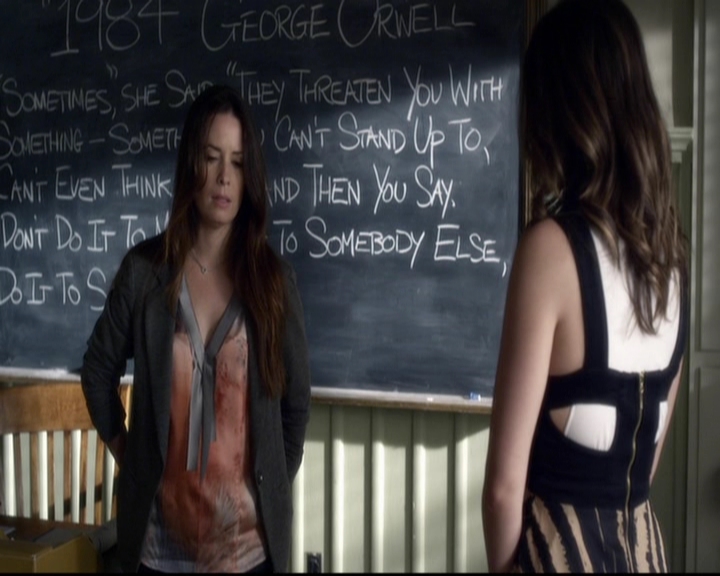 LucyHale-dot-nl_PrettyLittleLiars-3x15MonaMania0577.jpg