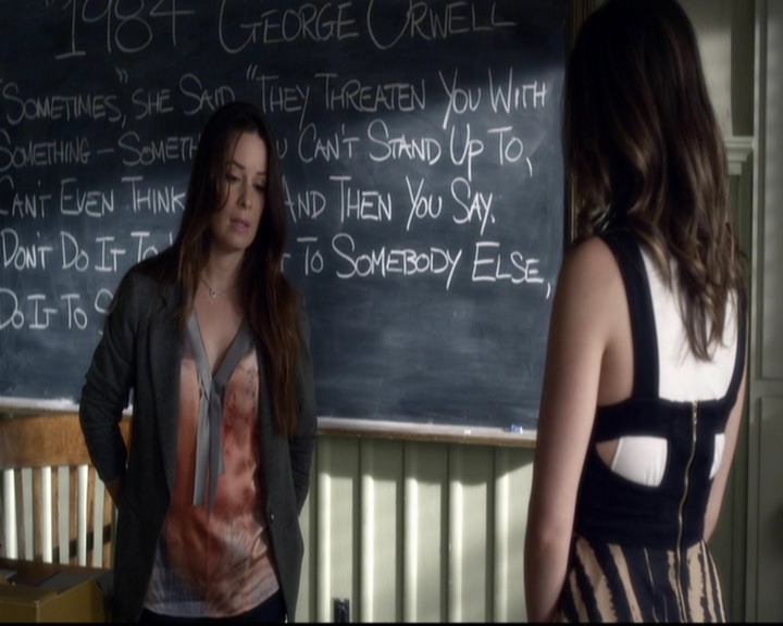 LucyHale-dot-nl_PrettyLittleLiars-3x15MonaMania0578.jpg
