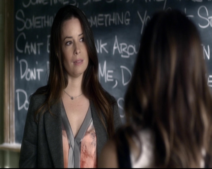 LucyHale-dot-nl_PrettyLittleLiars-3x15MonaMania0607.jpg