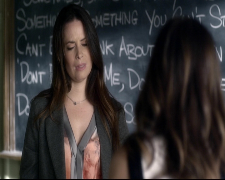 LucyHale-dot-nl_PrettyLittleLiars-3x15MonaMania0623.jpg