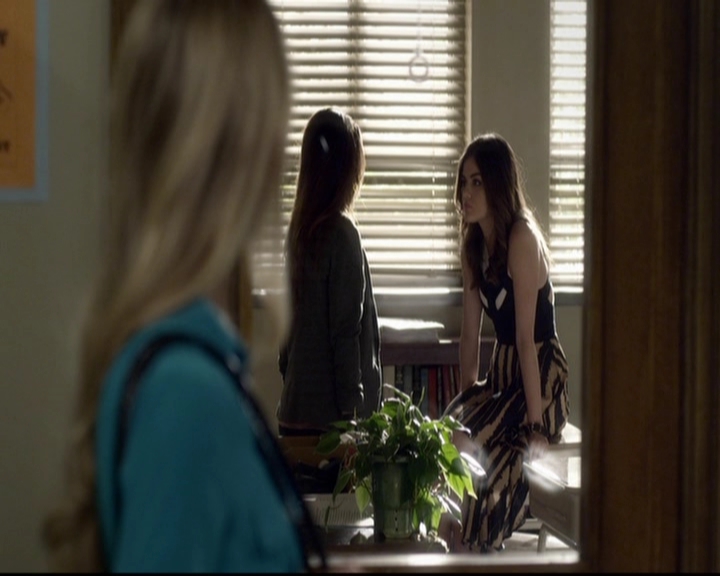 LucyHale-dot-nl_PrettyLittleLiars-3x15MonaMania0636.jpg