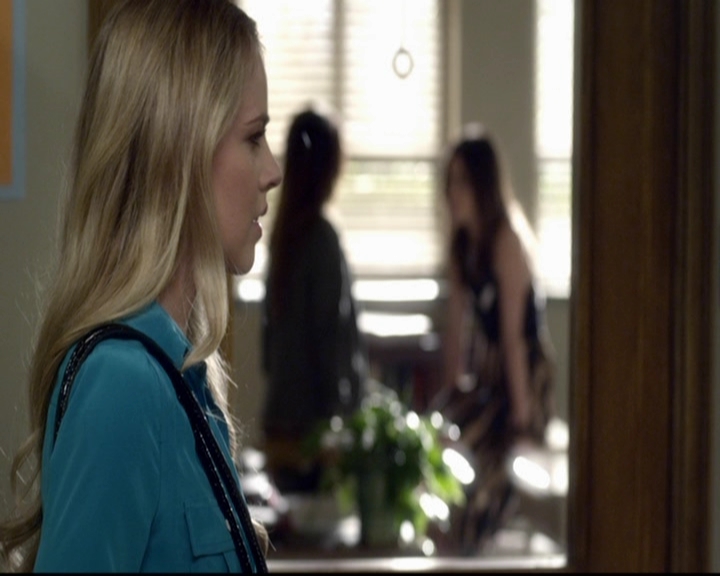LucyHale-dot-nl_PrettyLittleLiars-3x15MonaMania0655.jpg