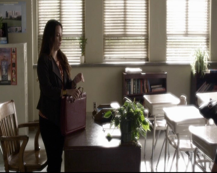 LucyHale-dot-nl_PrettyLittleLiars-3x15MonaMania0992.jpg