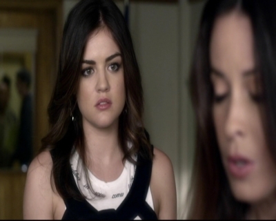 LucyHale-dot-nl_PrettyLittleLiars-3x15MonaMania0547.jpg