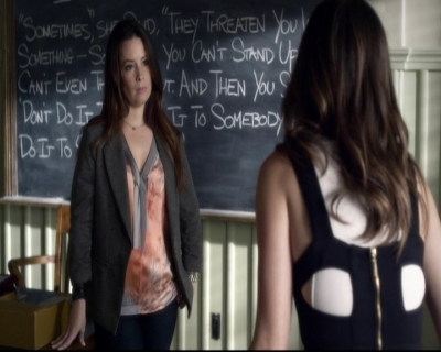 LucyHale-dot-nl_PrettyLittleLiars-3x15MonaMania0601.jpg