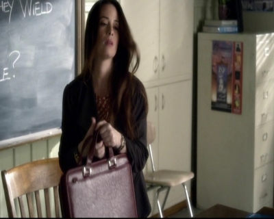 LucyHale-dot-nl_PrettyLittleLiars-3x15MonaMania0986.jpg