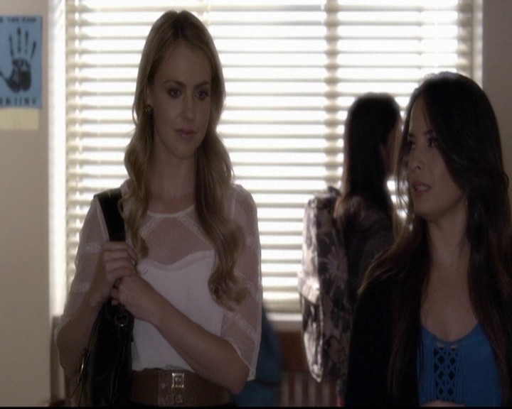 LucyHale-dot-nl_PrettyLittleLiars-3x16MyseryLovesCompany0745.jpg